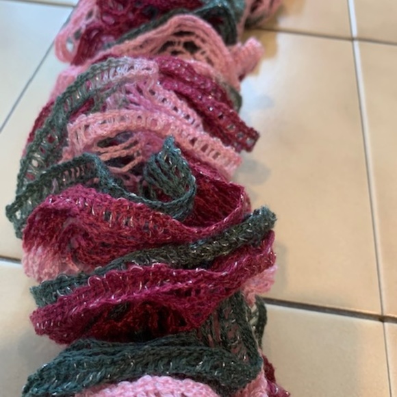 NWOT - HANDMADE MODERN CROCHET SCARF - Picture 2 of 4